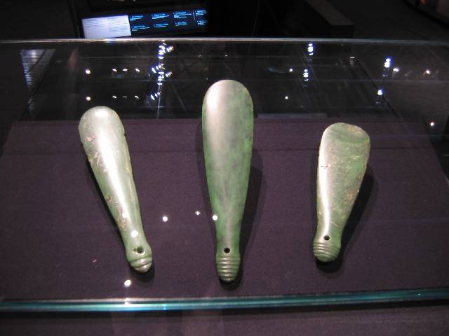 52-MerePounamu Mere pounamu ... pounamu is the Maori name for jade/greenstone, and mere like these were status symbols for Maori women, and could also be used in combat, as a very lethal club or axe at close range (primarily to the back of the head/neck area)